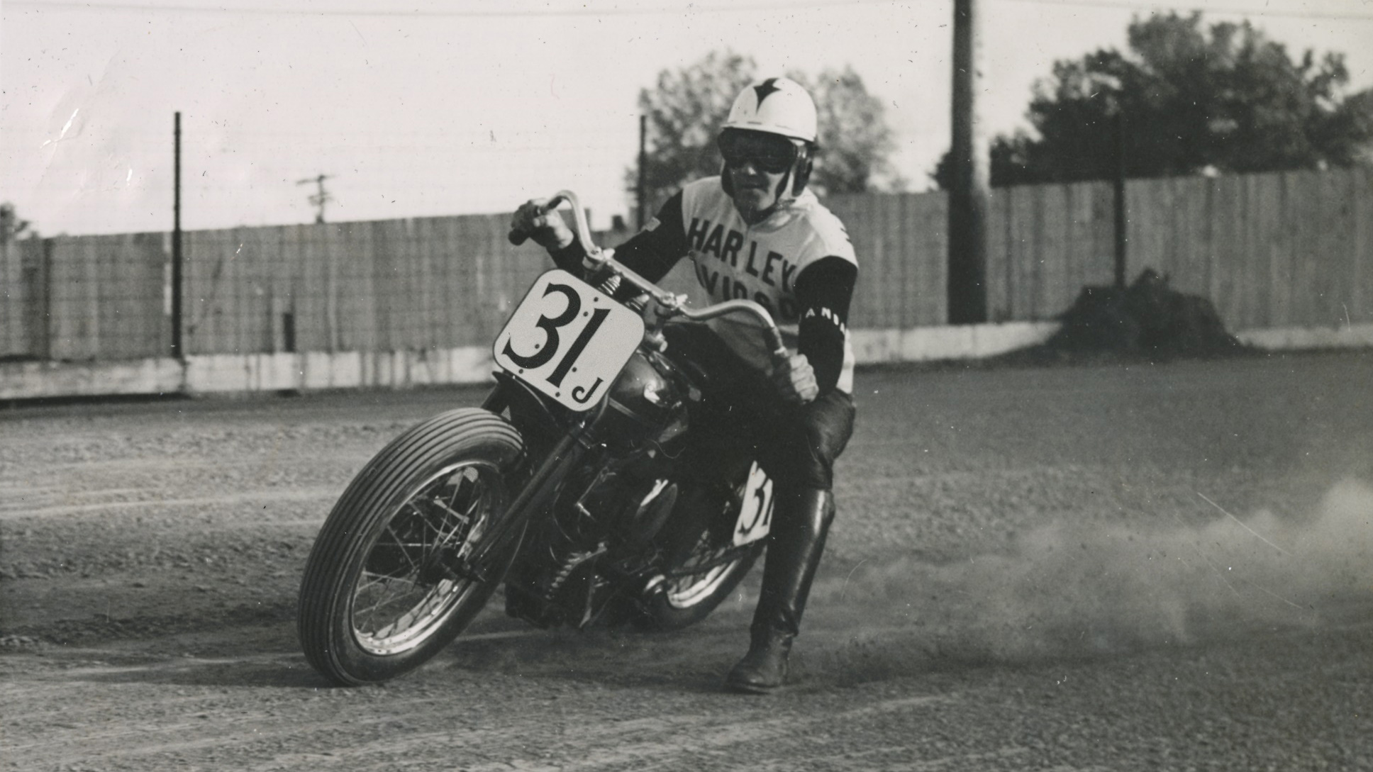 Un retour dans le temps avec l’album-souvenir Harley-Davidson de Tom Janda