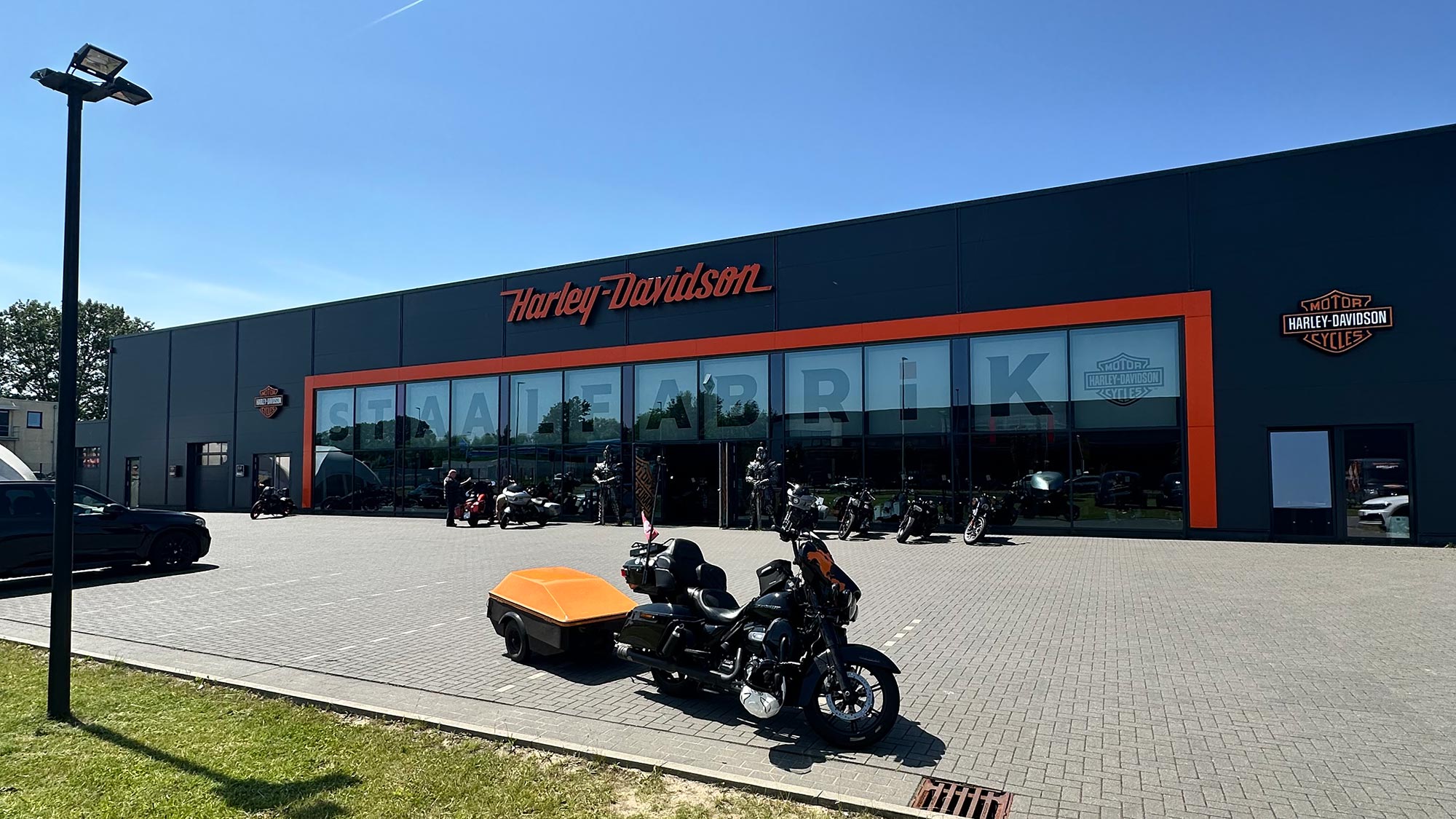 Marc Champy maakt zich klaar voor zijn 100ste stop tijdens een world tour langs Harley-Davidson-dealers