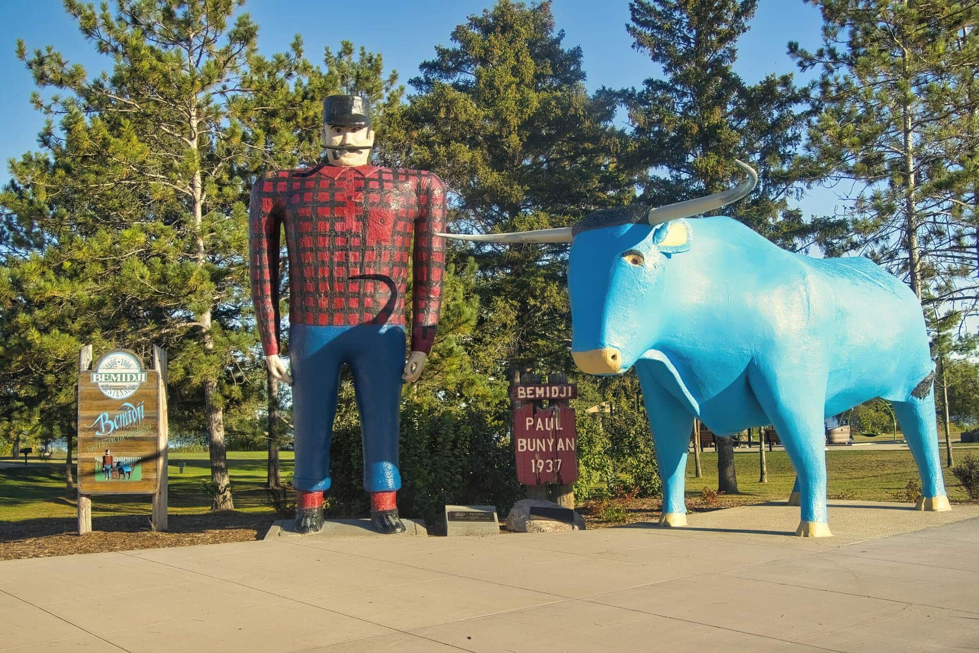 Paul Bunyan and Babe the Blue Ox Statues