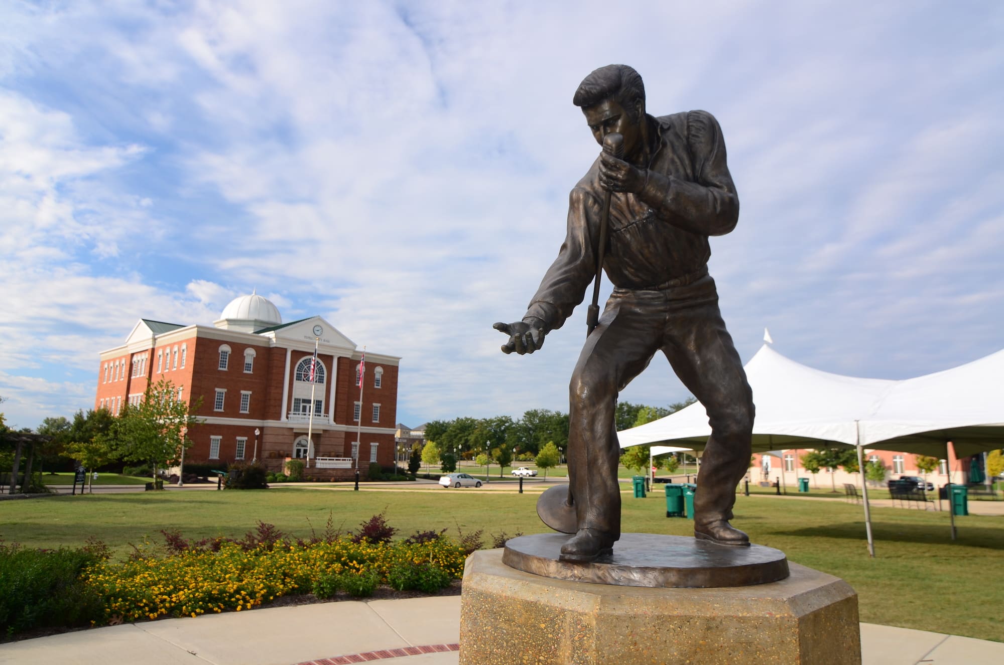 Elvis Presley Homecoming Statue